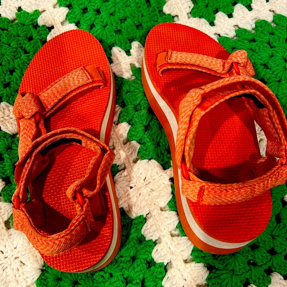 Teva Flatform sz 8 women’s - Picture 1 of 4